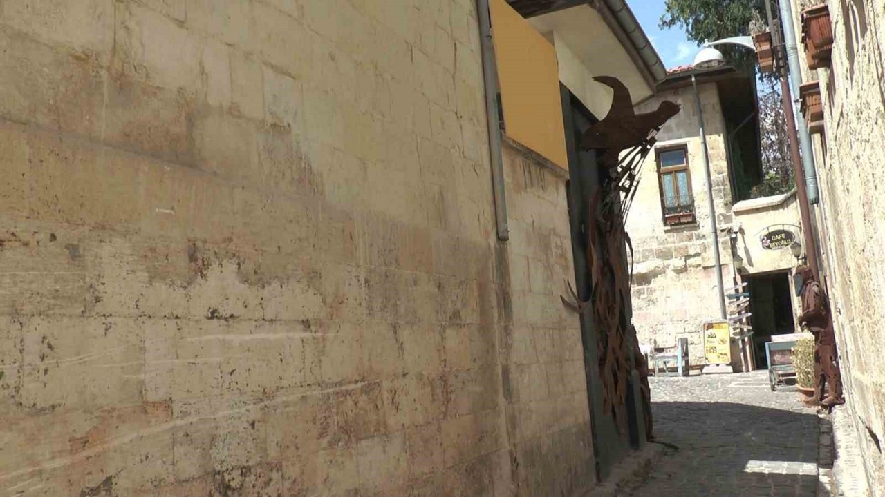 Trafodan çaldığı eşyalarla kameralara yakalandı