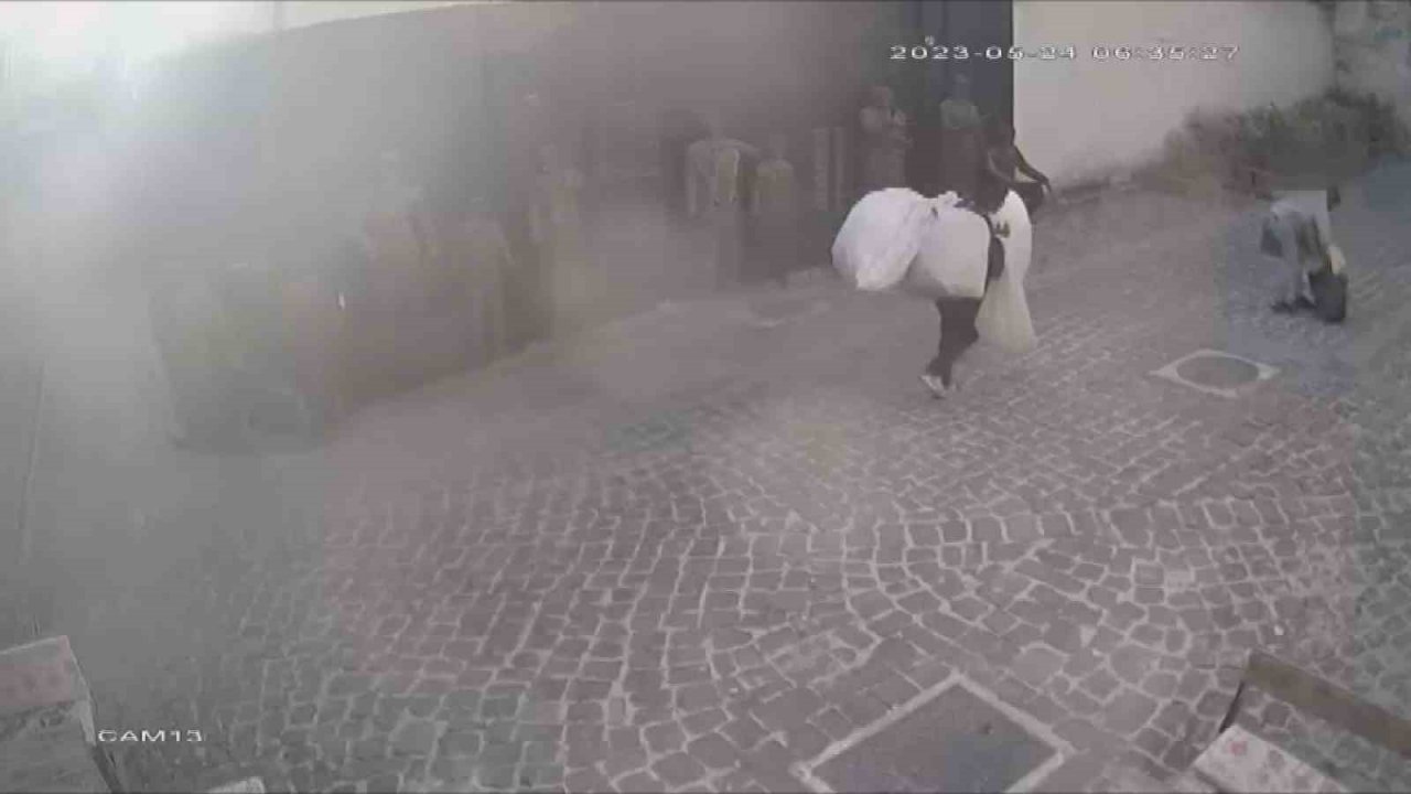 Trafodan çaldığı eşyalarla kameralara yakalandı