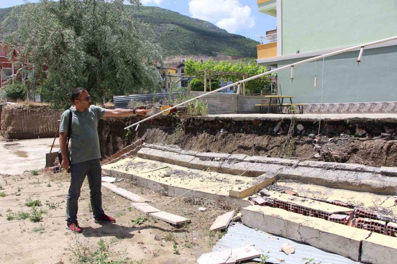 Yanında inşaata başlanan apartmanın bahçe duvarı çöktü