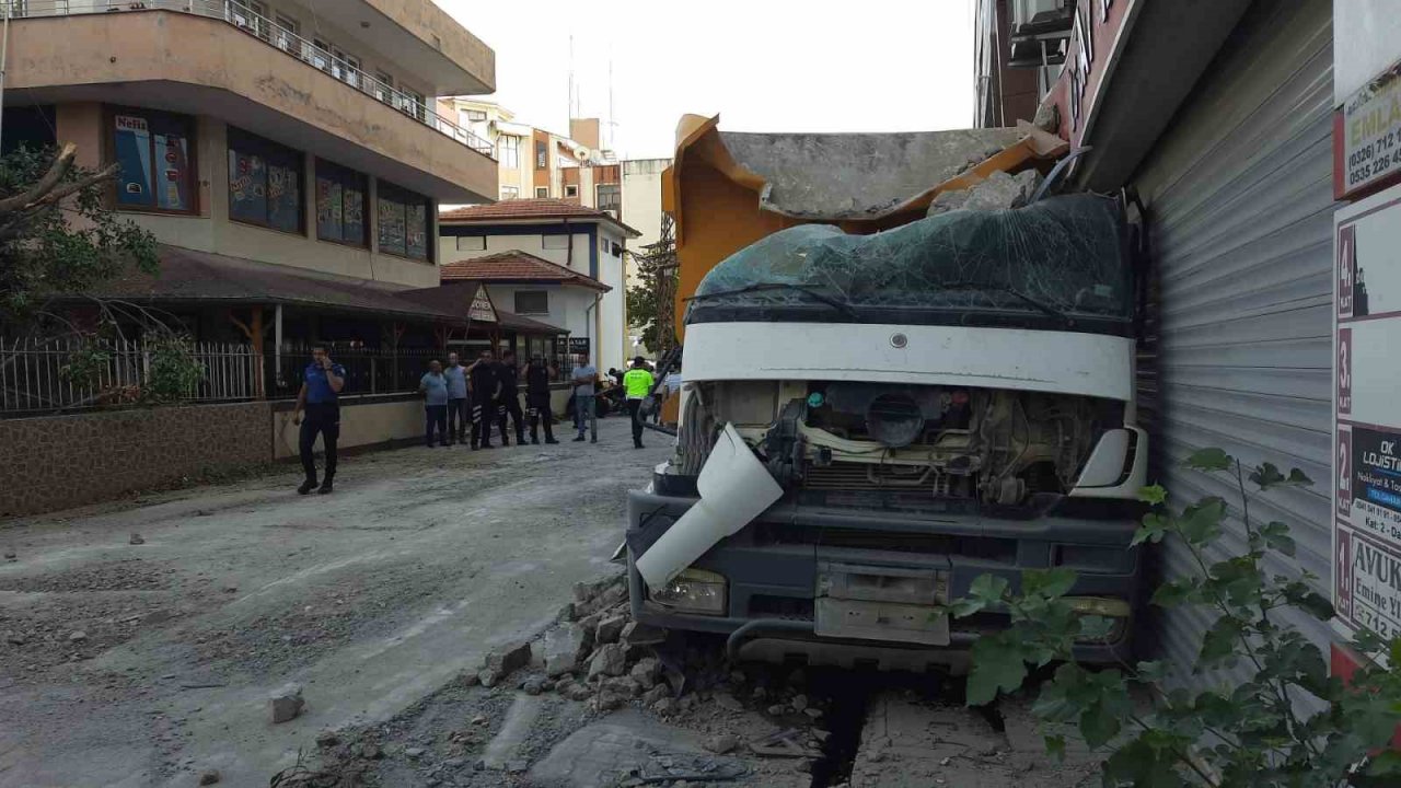 Kontrollü yıkılan minare kamyon ve iş yerlerine zarar verdi