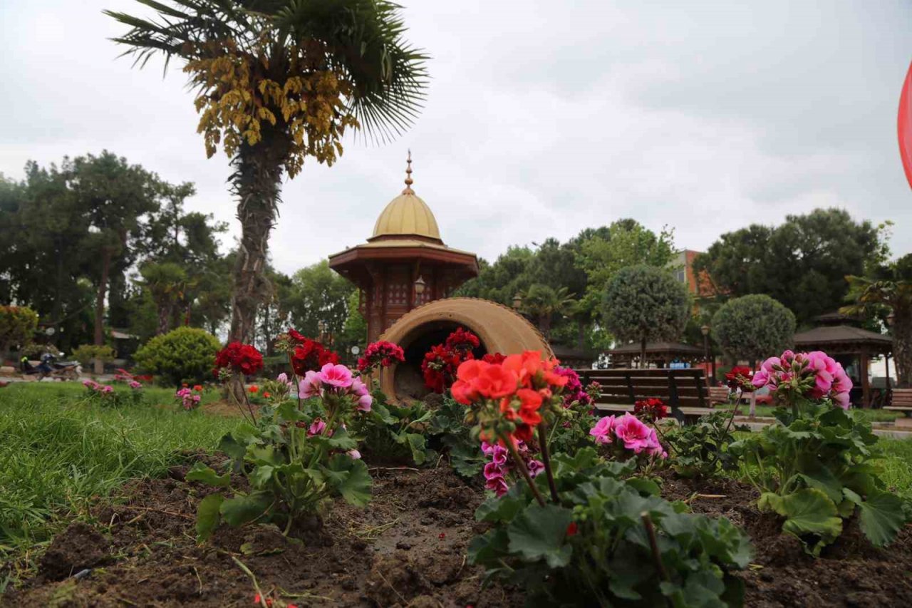 İvrindi’de çiçekler açtı