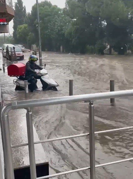 İzmir’i yine sağanak vurdu, manzara değişmedi
