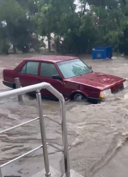 İzmir’i yine sağanak vurdu, manzara değişmedi