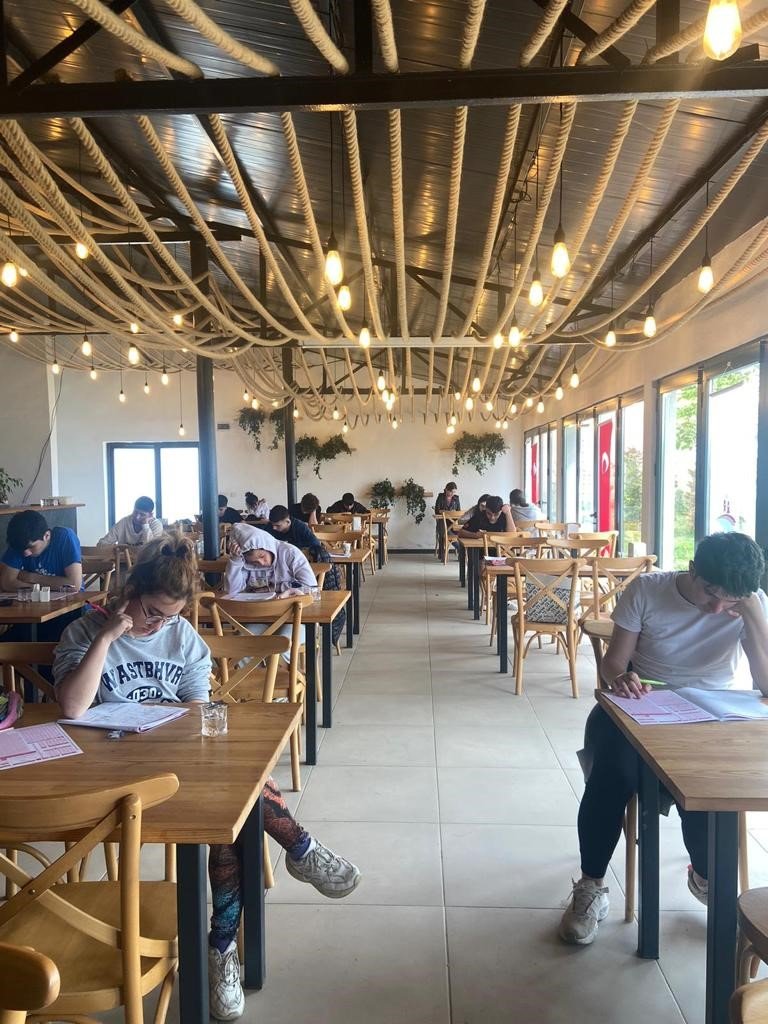 Gençler sınav öncesi hem stres attı, hem de eksik konuları gözden geçirdi