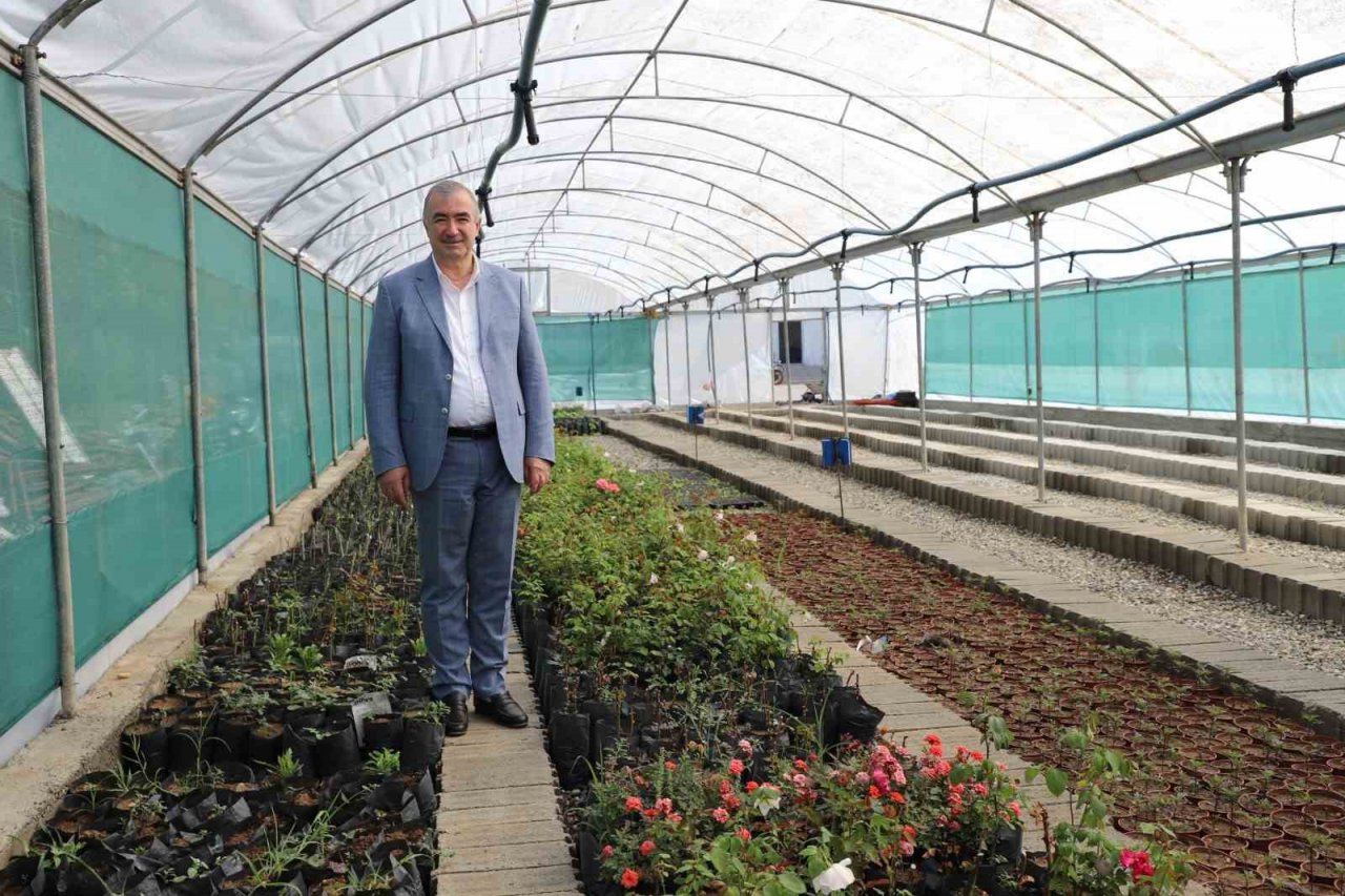 Kahta’da çiçek serası kuruldu
