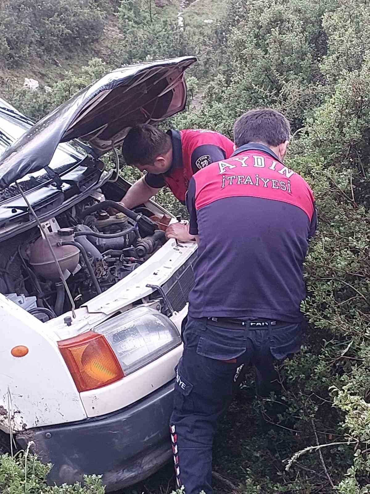 Kamyonet şarampole yuvarlandı