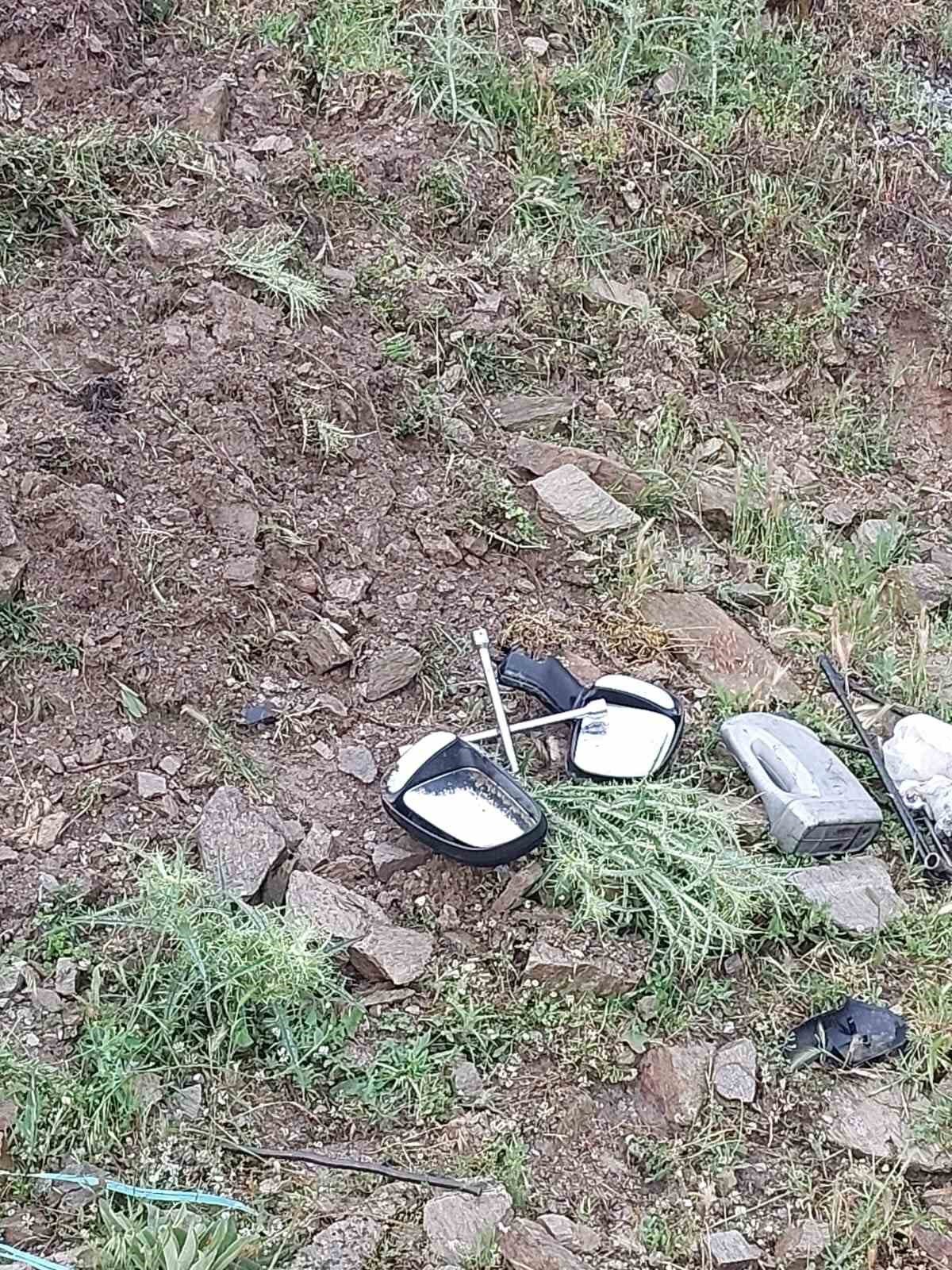 Kamyonet şarampole yuvarlandı