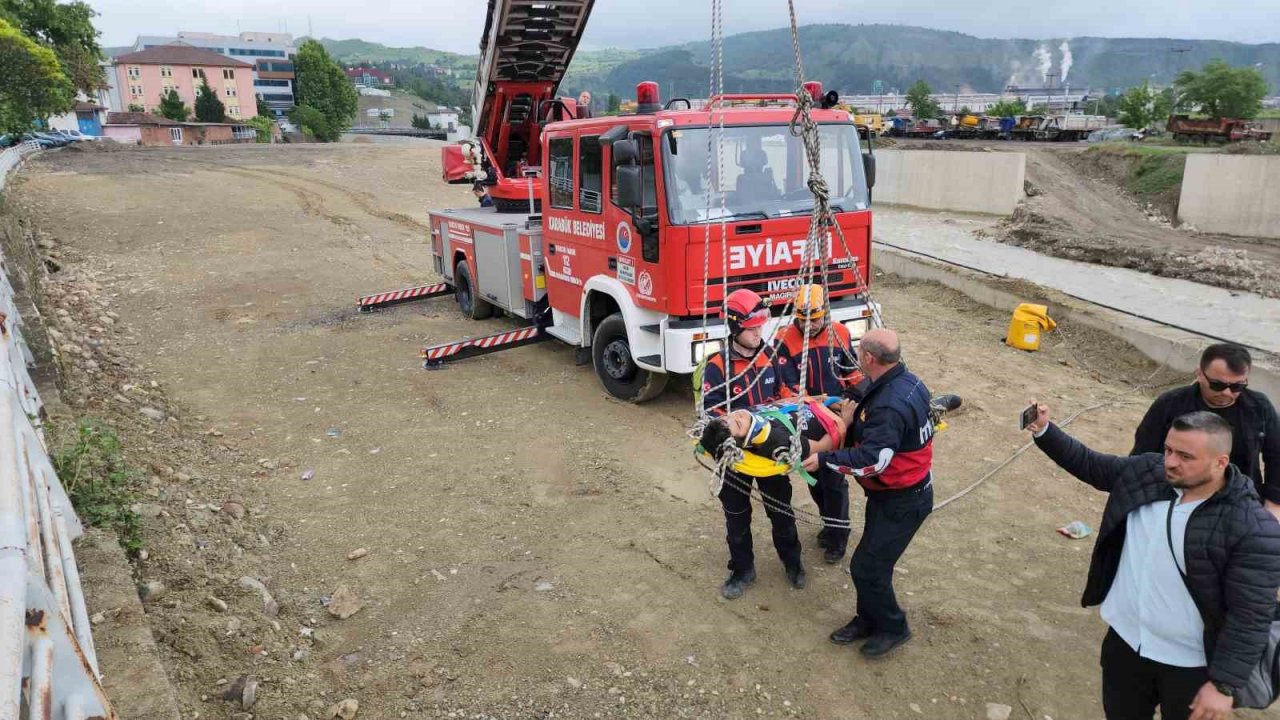 15 metreden düşen genci itfaiye böyle kurtardı