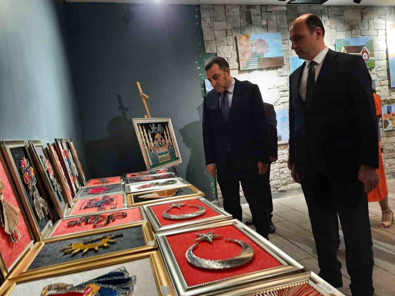 Kars’ta hükümlülerin el emeği göz nuru resimleri sergilendi