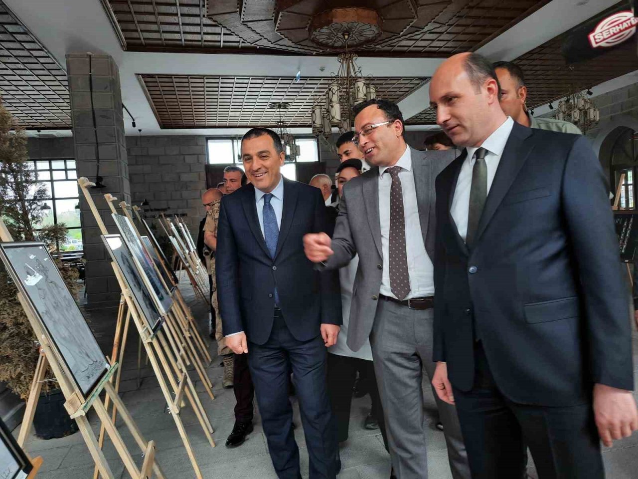 Kars’ta hükümlülerin el emeği göz nuru resimleri sergilendi