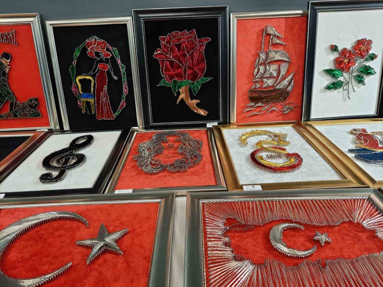 Kars’ta hükümlülerin el emeği göz nuru resimleri sergilendi