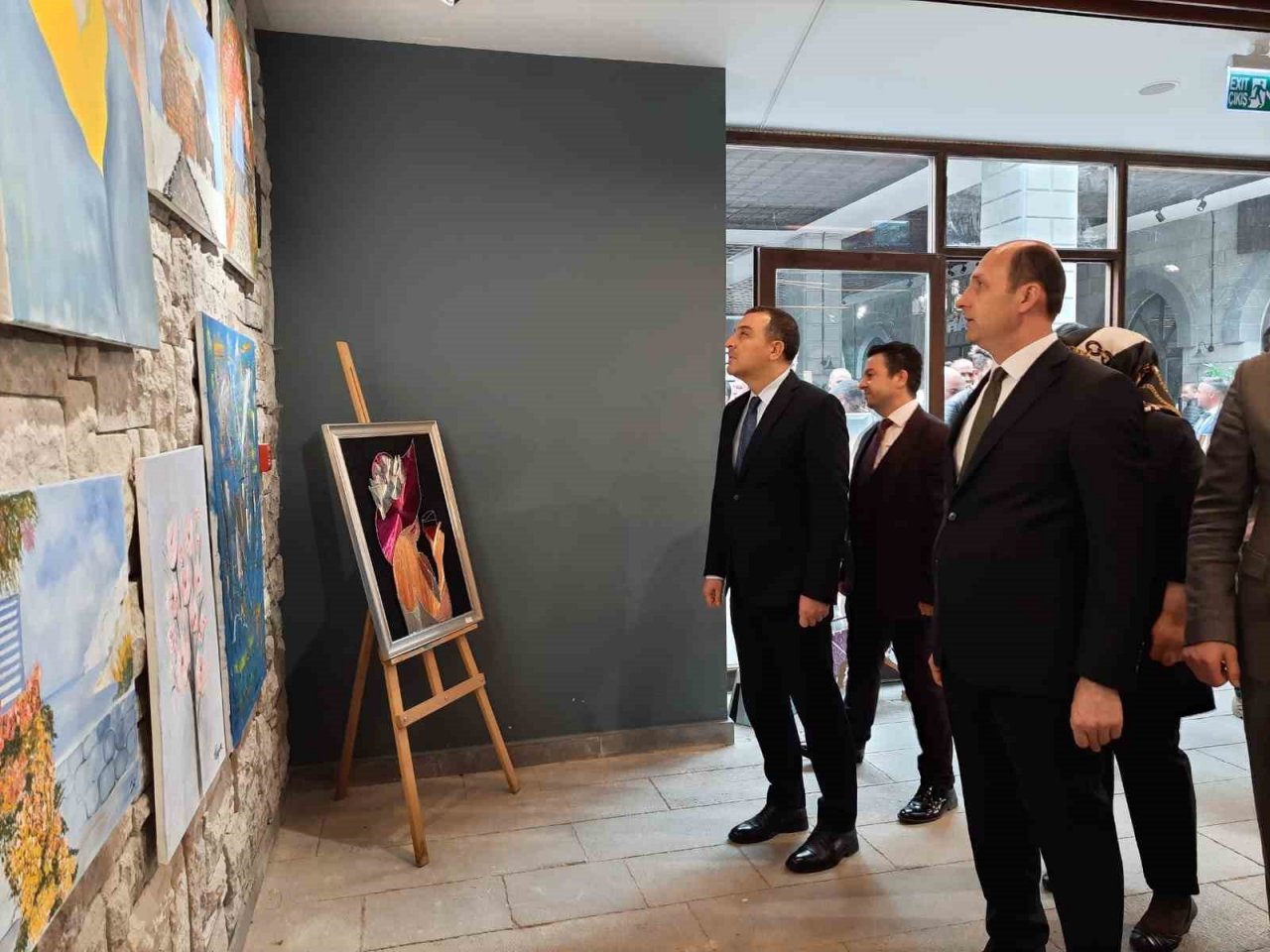 Kars’ta hükümlülerin el emeği göz nuru resimleri sergilendi