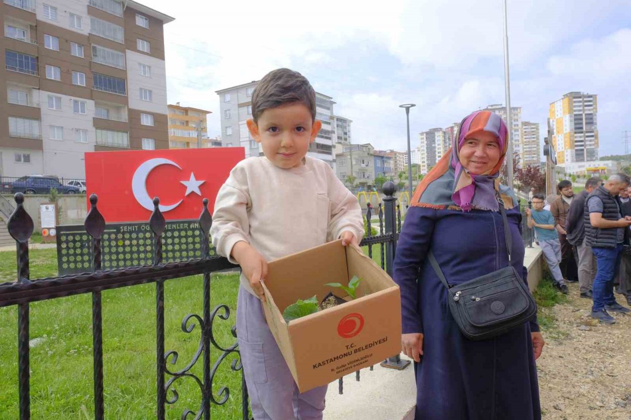 Belediyenin seralarında yetiştirilen 180 bin fide vatandaşlara ücretsiz dağıtıldı