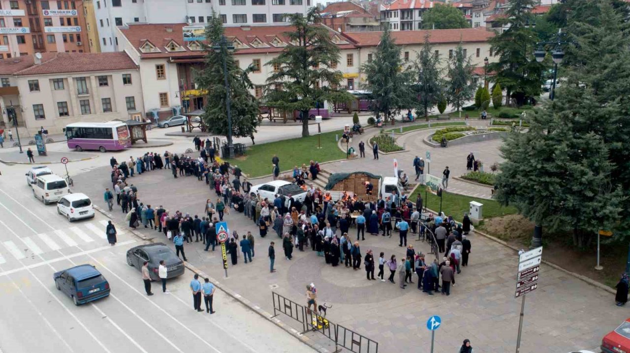 Belediyenin seralarında yetiştirilen 180 bin fide vatandaşlara ücretsiz dağıtıldı