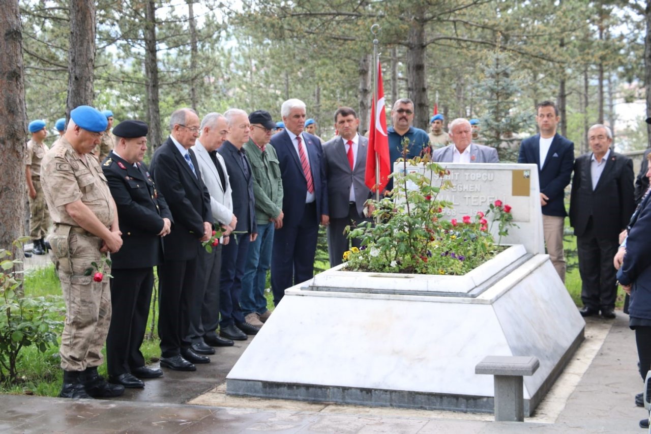 Şehit Teğmen Cemal Tepeli kabri başında anıldı