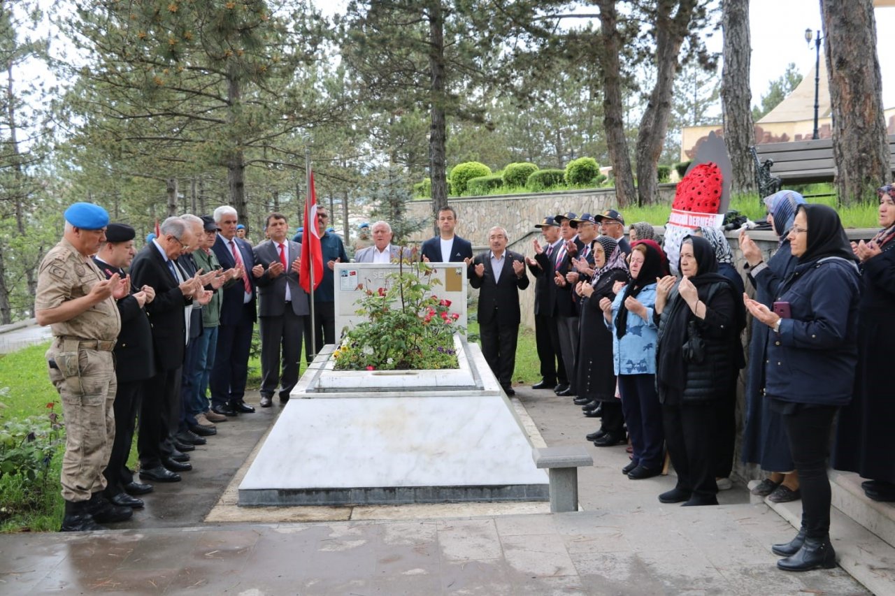 Şehit Teğmen Cemal Tepeli kabri başında anıldı