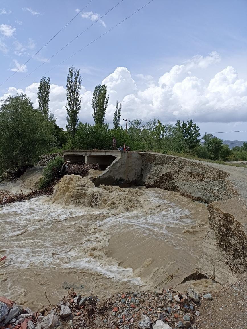 Kuvvetli sağanak sele sebep oldu, köy yolu ve köprü yıkıldı
