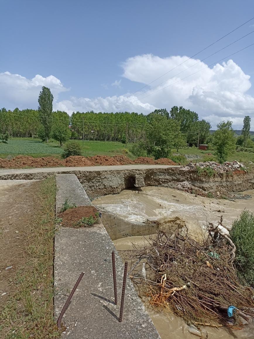 Kuvvetli sağanak sele sebep oldu, köy yolu ve köprü yıkıldı