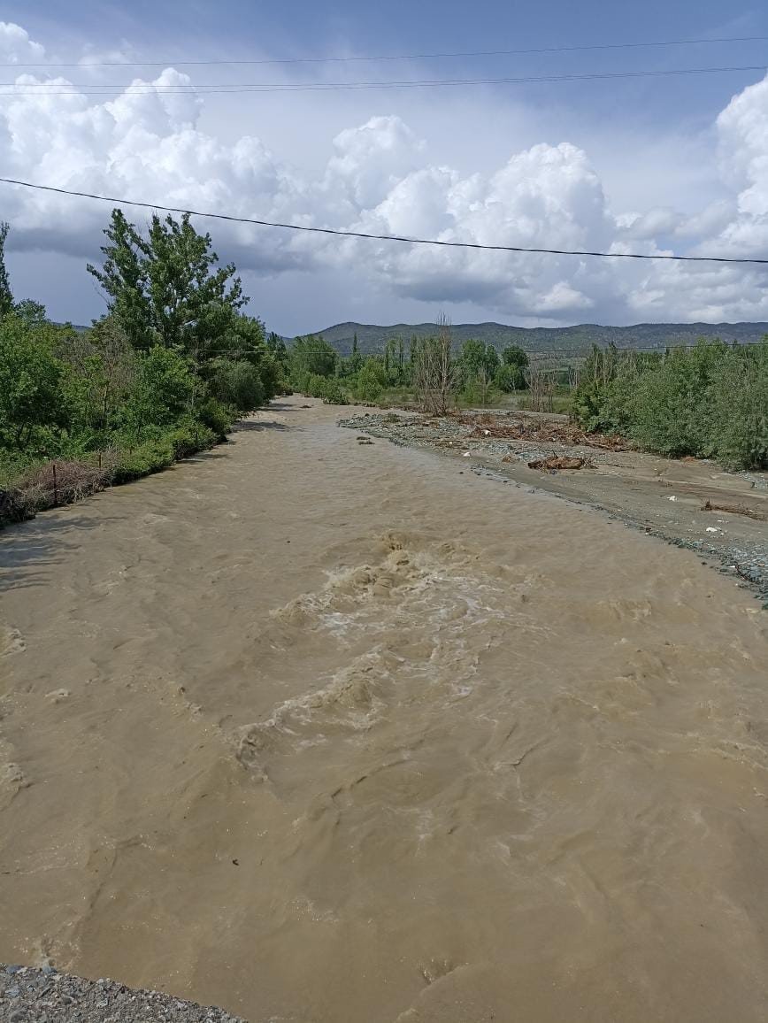 Kuvvetli sağanak sele sebep oldu, köy yolu ve köprü yıkıldı