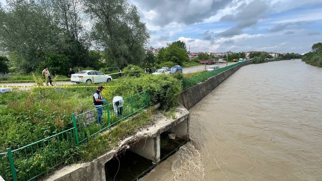 Dere kenarındaki korkuluklara elbiselerini asan yaşlı adam kayıplara karıştı