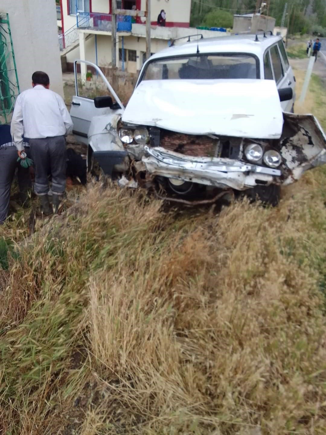 Otomobil yoldan çıktı: 2 Yaralı