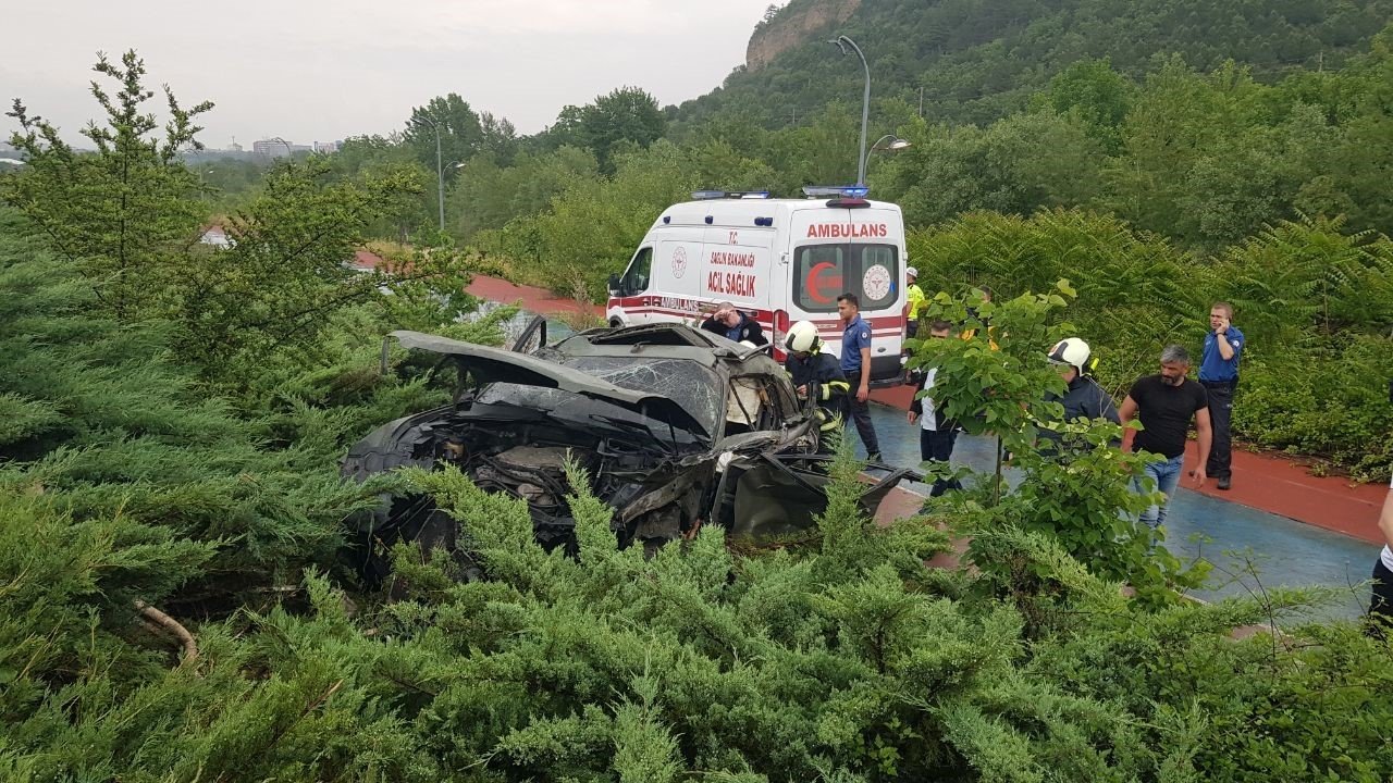 Kontrolden çıkan cip bariyeri kırıp bisiklet yoluna uçtu