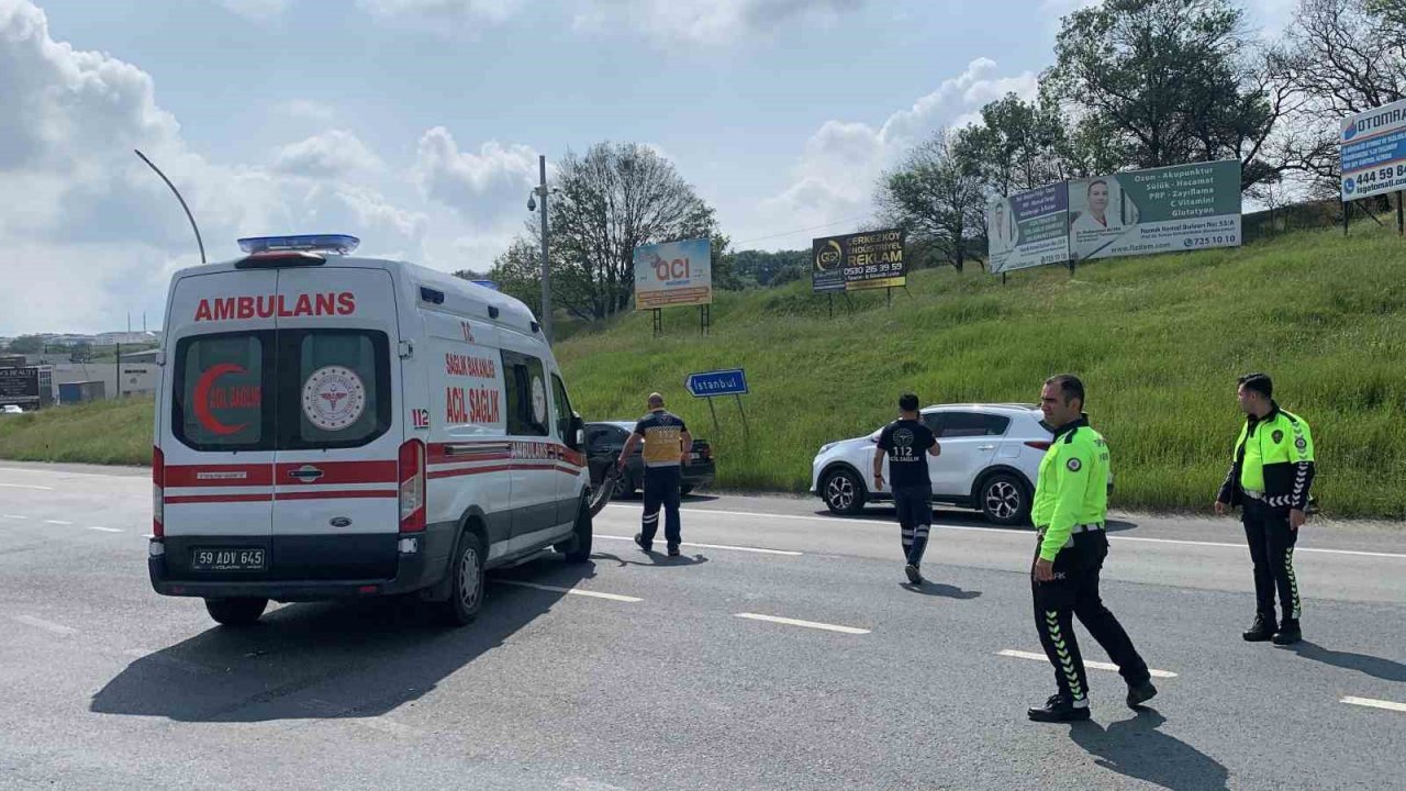 Ambulansla otomobil çarpıştı: 2 ambulans personeli yaralandı