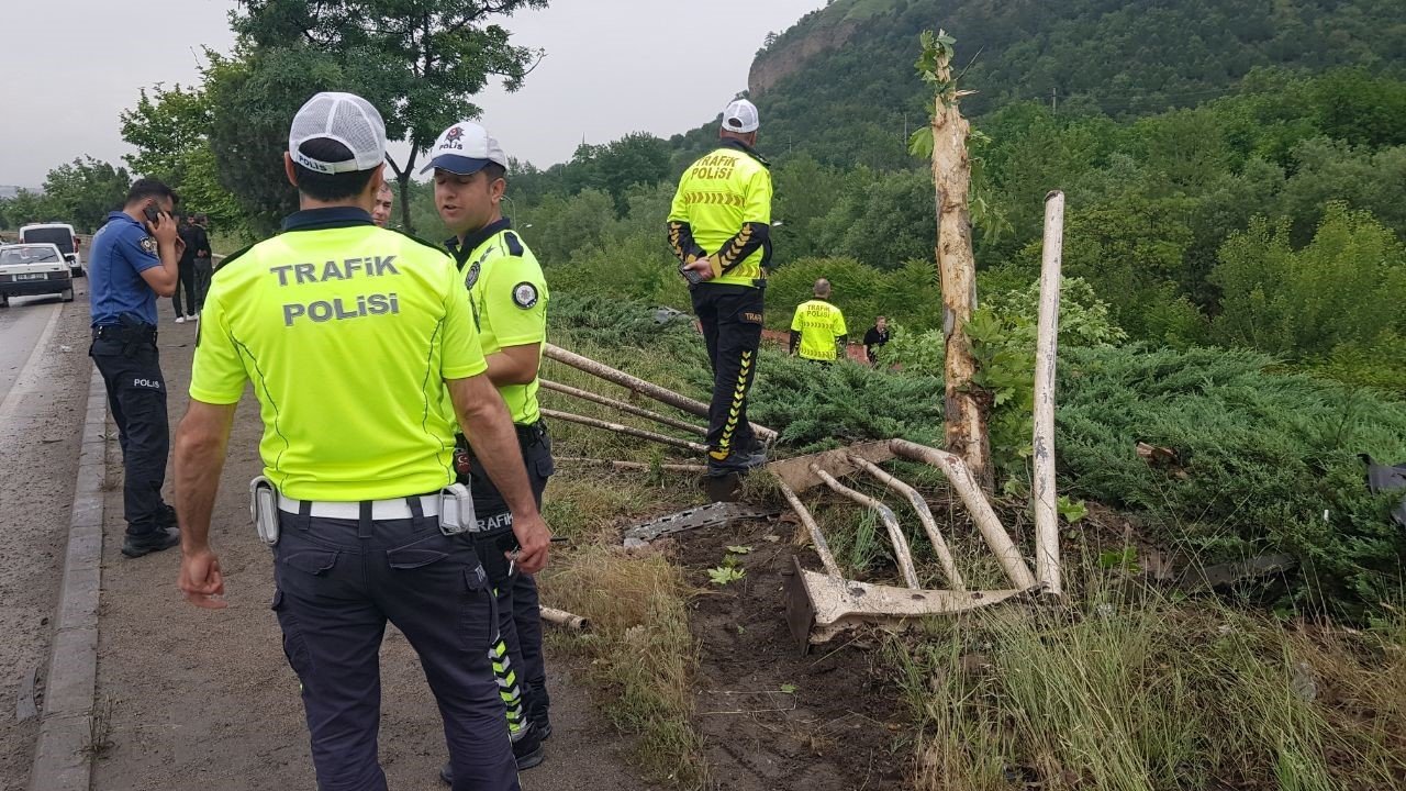 Kontrolden çıkan cip bariyeri kırıp bisiklet yoluna uçtu