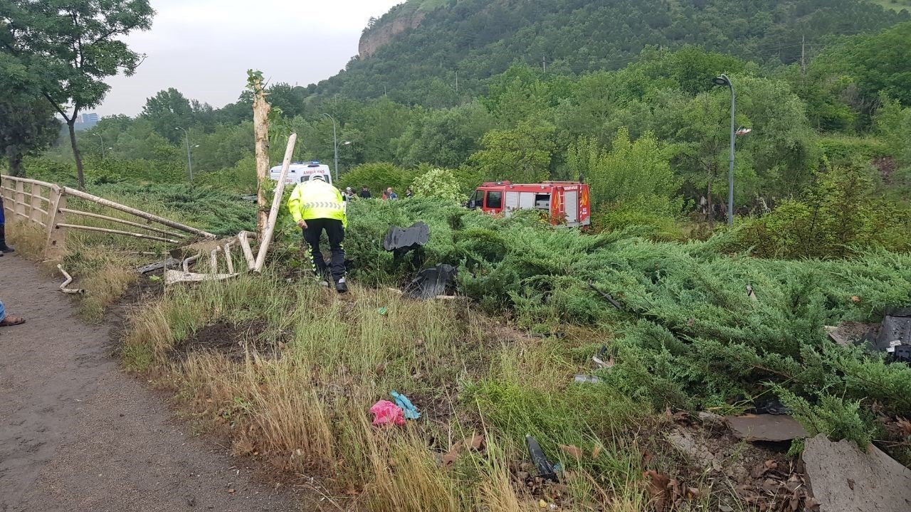 Kontrolden çıkan cip bariyeri kırıp bisiklet yoluna uçtu