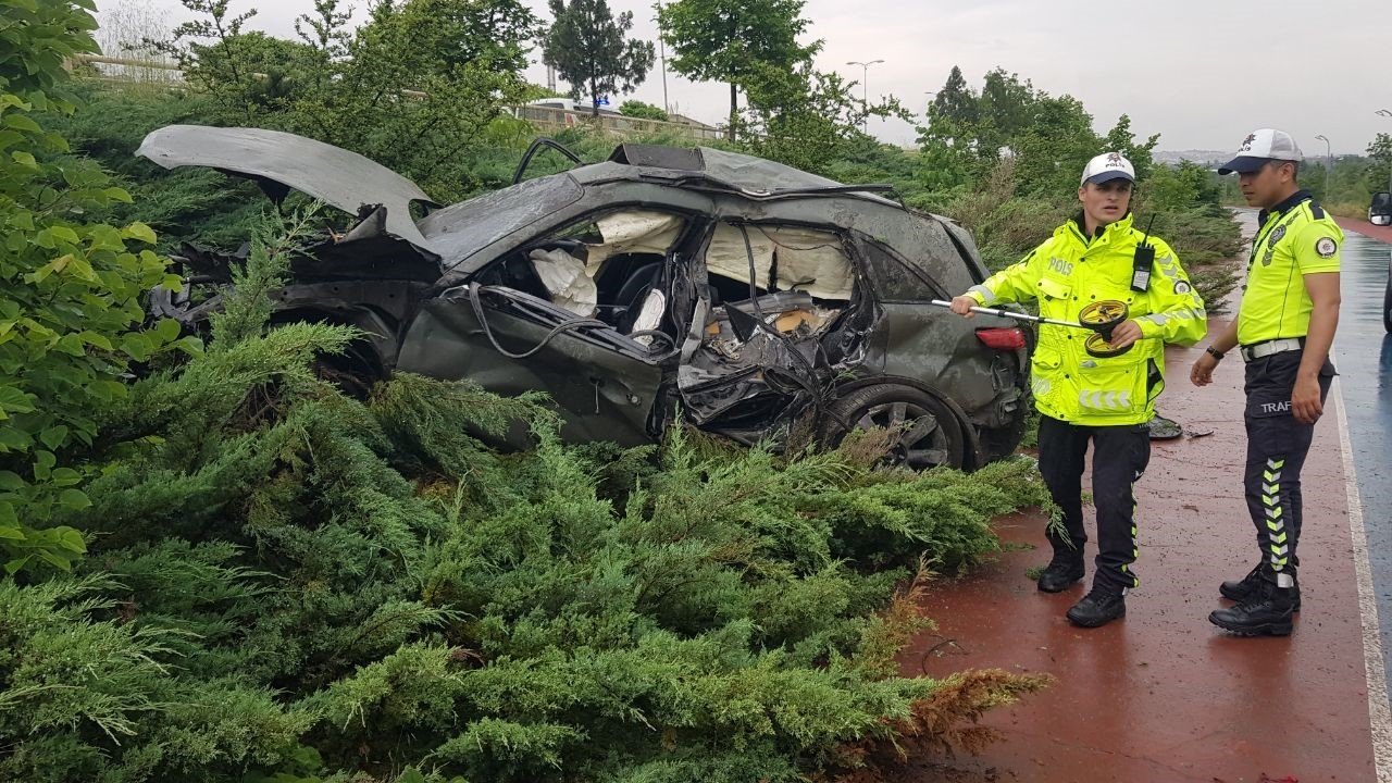 Kontrolden çıkan cip bariyeri kırıp bisiklet yoluna uçtu
