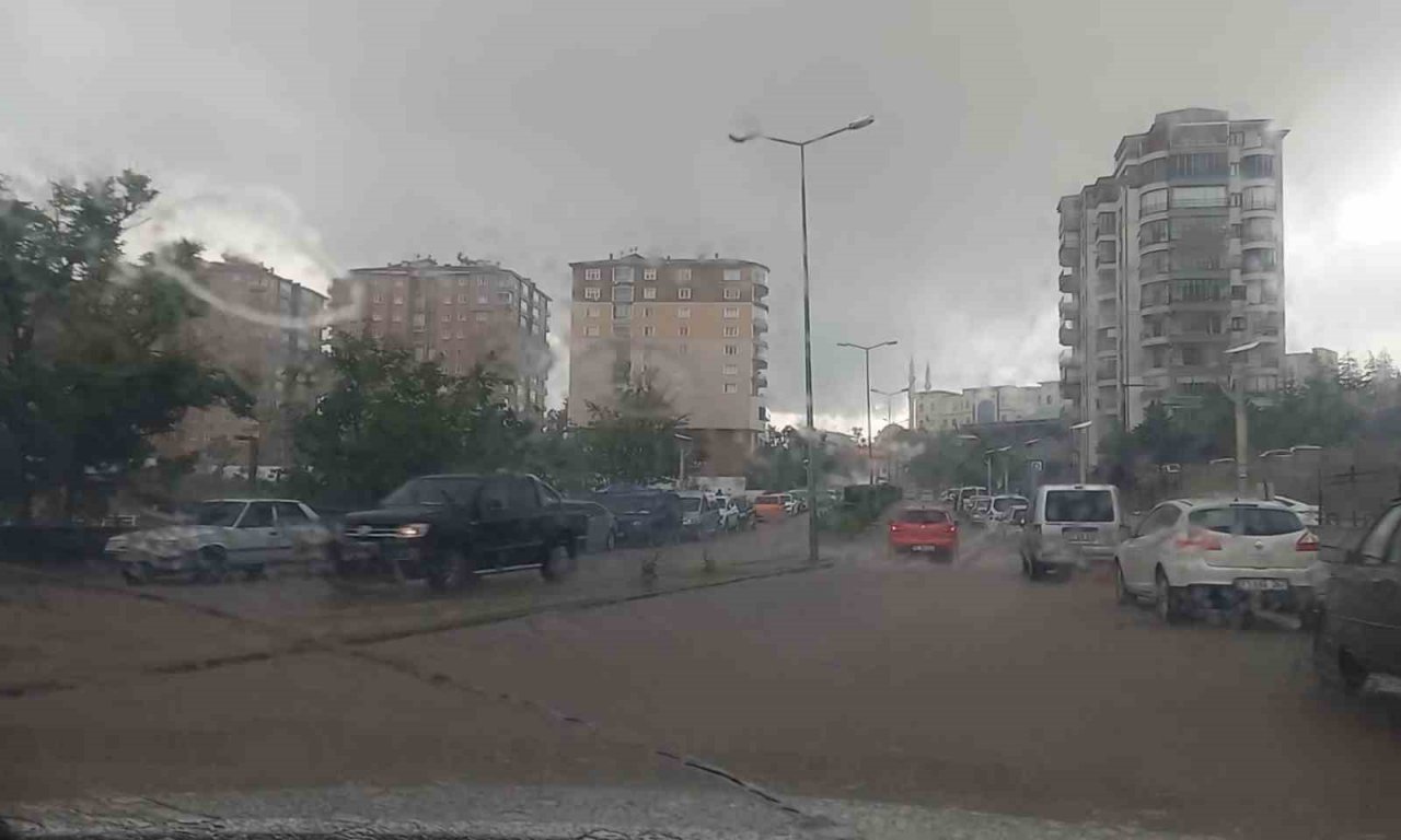 Kırıkkale’de aniden bastıran yağışta caddeler göle döndü