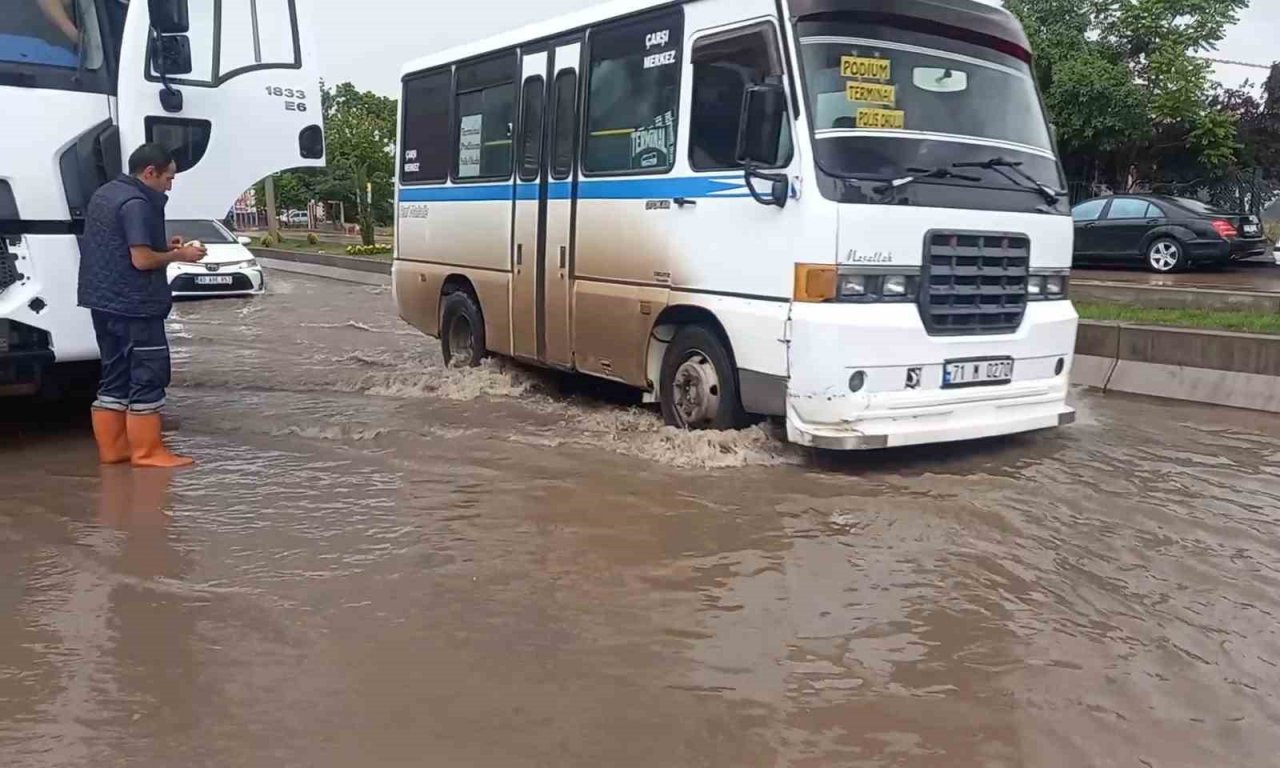 Kırıkkale’de aniden bastıran yağışta caddeler göle döndü