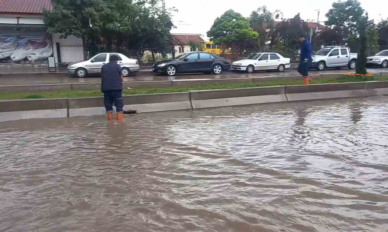 Kırıkkale’de aniden bastıran yağışta caddeler göle döndü