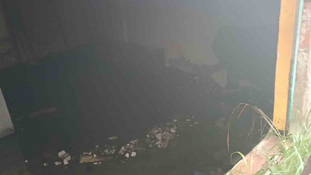 Metruk binada yangın çıktı, mahalleli isyan etti: "Çocuklarımız risk altında"