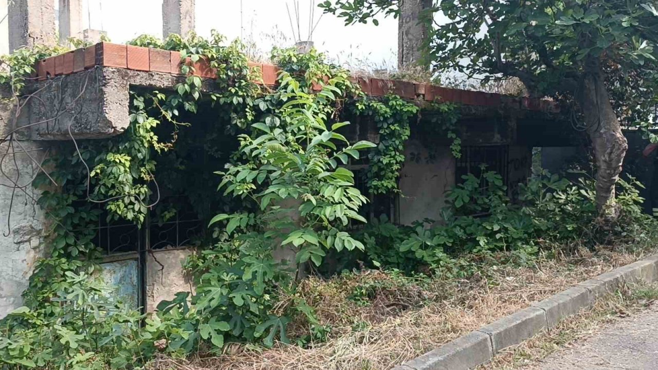 Metruk binada yangın çıktı, mahalleli isyan etti: "Çocuklarımız risk altında"