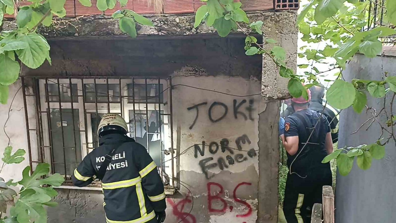 Metruk binada yangın çıktı, mahalleli isyan etti: "Çocuklarımız risk altında"