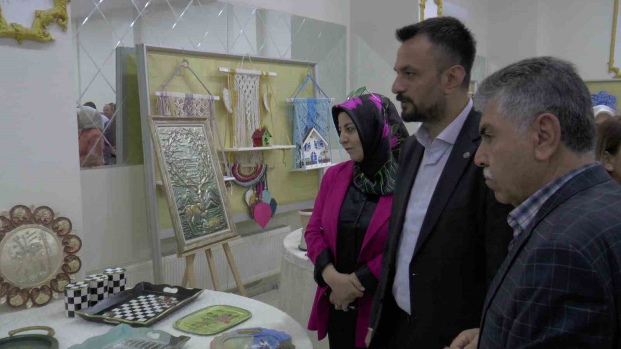 Kadın kursiyerlerin el emekleri görücüye çıktı