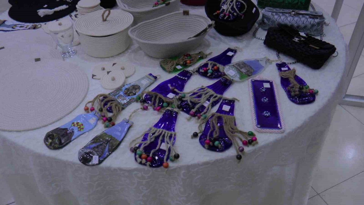 Kadın kursiyerlerin el emekleri görücüye çıktı