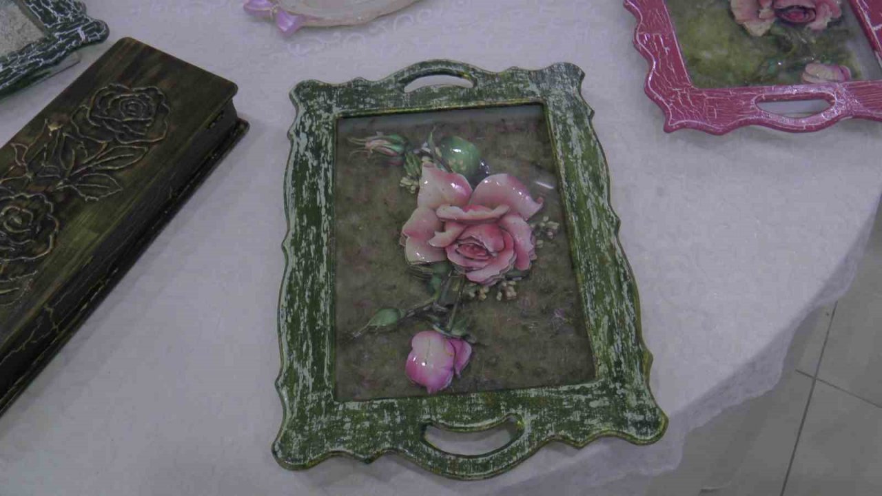 Kadın kursiyerlerin el emekleri görücüye çıktı