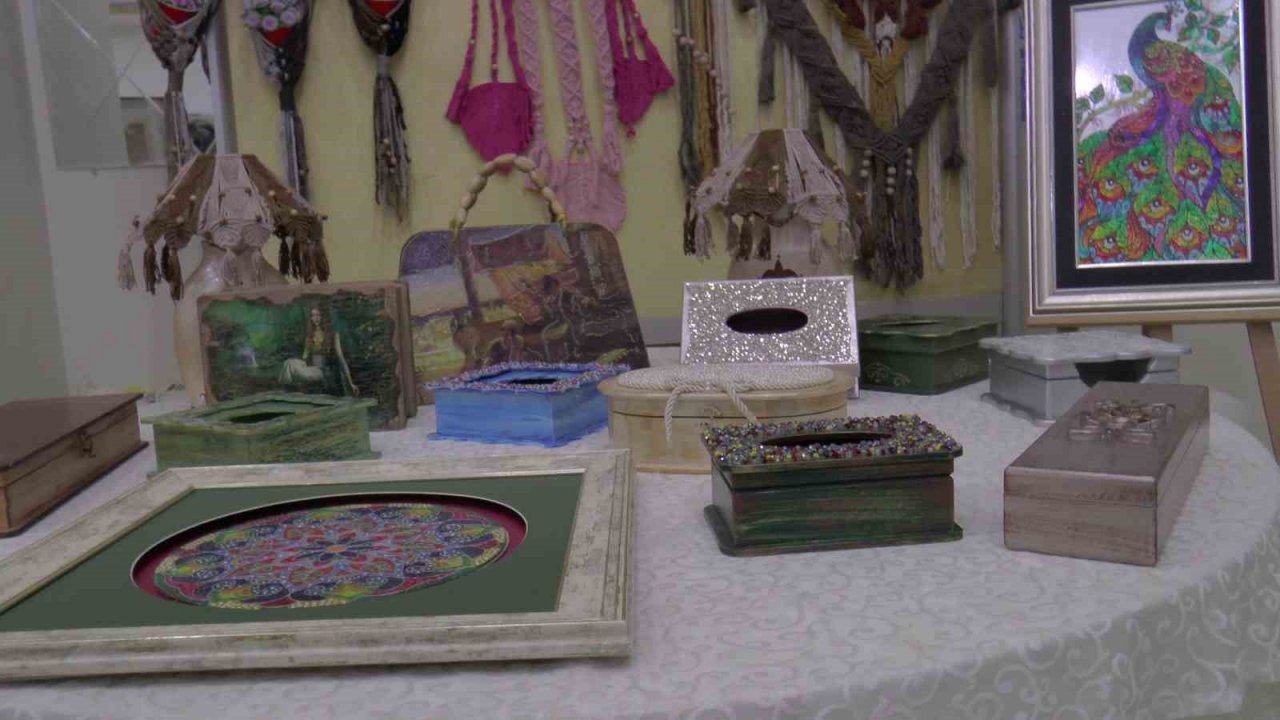 Kadın kursiyerlerin el emekleri görücüye çıktı