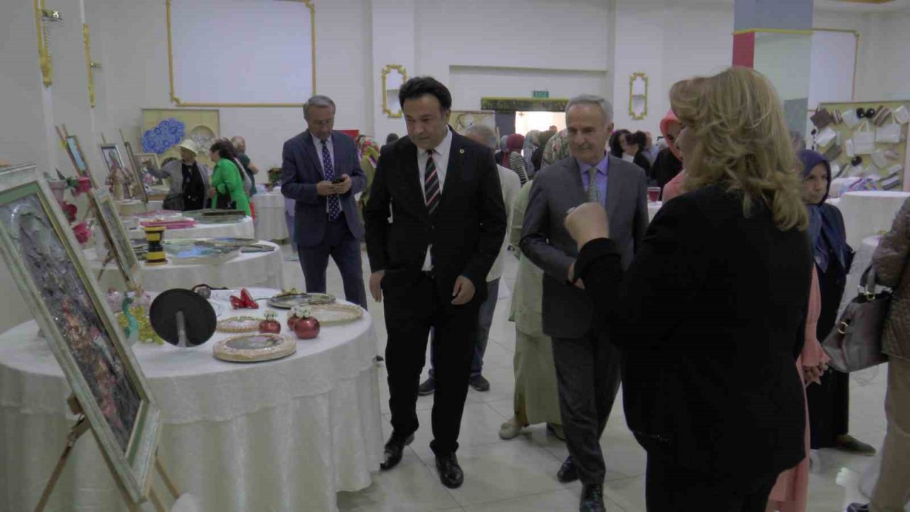 Kadın kursiyerlerin el emekleri görücüye çıktı