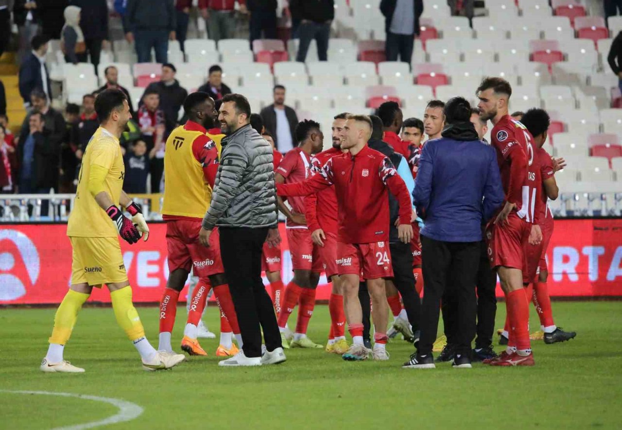 Süper Lig’de kalmayı garantileyen Sivasspor’da büyük sevinç