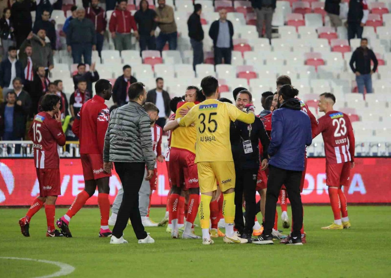 Süper Lig’de kalmayı garantileyen Sivasspor’da büyük sevinç