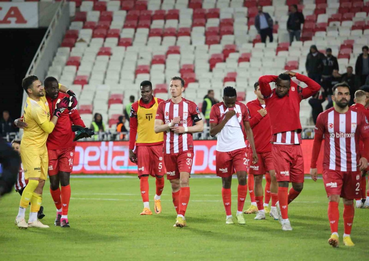 Süper Lig’de kalmayı garantileyen Sivasspor’da büyük sevinç