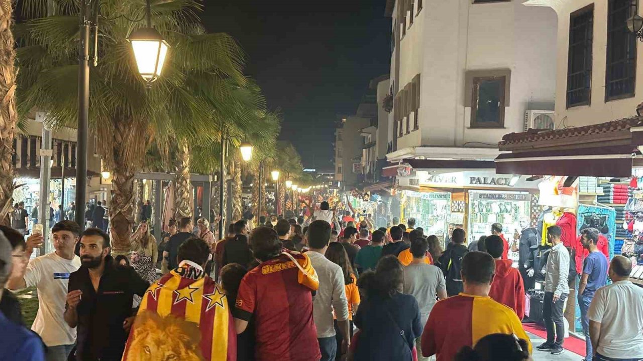 Kuşadası’nda Galatasaray’ın şampiyonluğu kutlandı