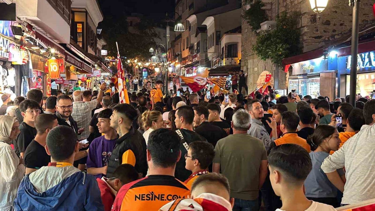 Kuşadası’nda Galatasaray’ın şampiyonluğu kutlandı