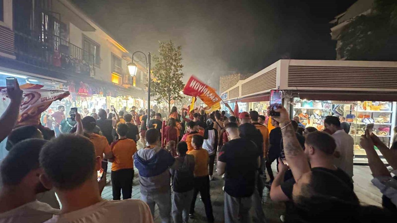 Kuşadası’nda Galatasaray’ın şampiyonluğu kutlandı
