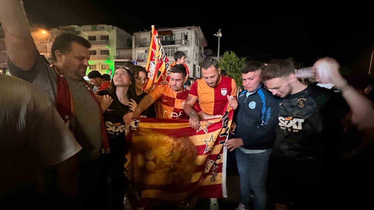 Kuşadası’nda Galatasaray’ın şampiyonluğu kutlandı