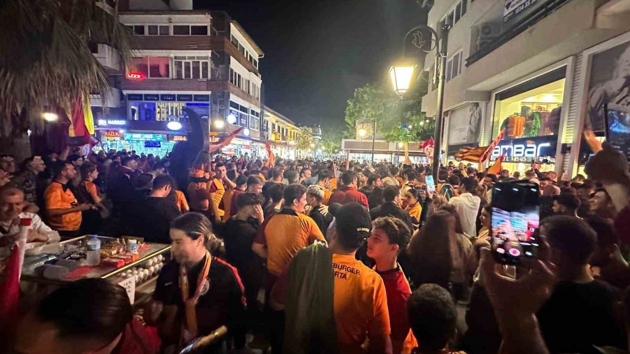 Kuşadası’nda Galatasaray’ın şampiyonluğu kutlandı