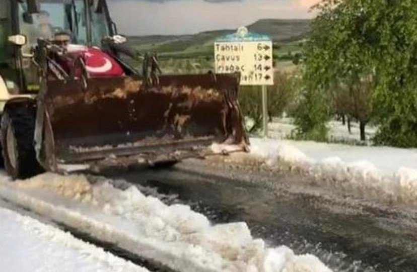 Malatya’da dolu yolları kapattı, çok sayıda araç yolda kaldı